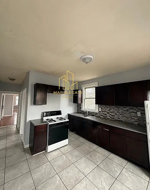 3 bed, 1050 sqft, $2,300 — Photo 1