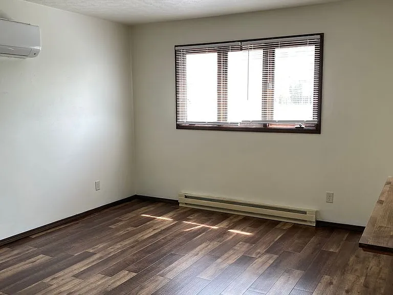 Immaculate Updated 1 & 2 Bedroom with 1 Bath — Photo 19
