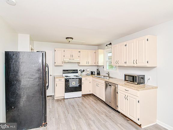 5th image of 444 S Plum St