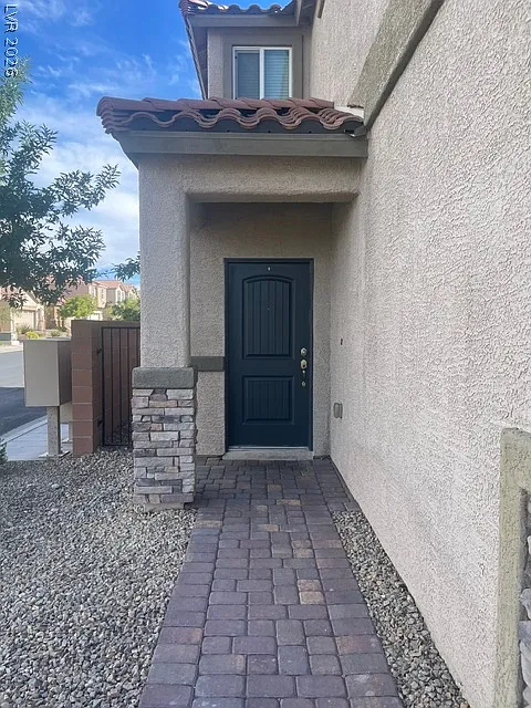 4 bed, 3.0 bath, 2022 sqft, $2,250 — Photo 1