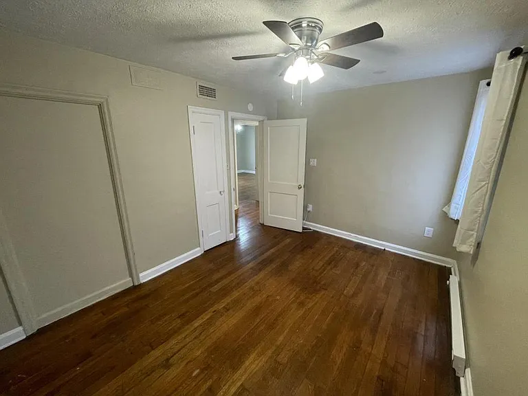 215 Carson Ct — Photo 5