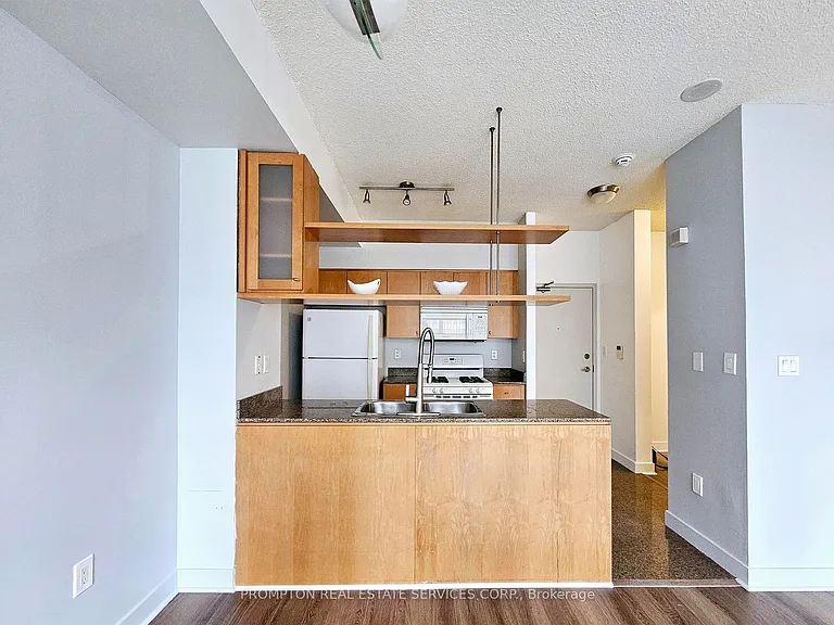 9 Spadina Ave #709 — Photo 2