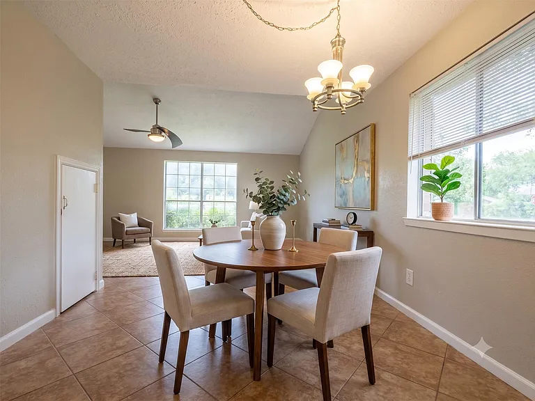 302 Morningside Dr — Photo 9