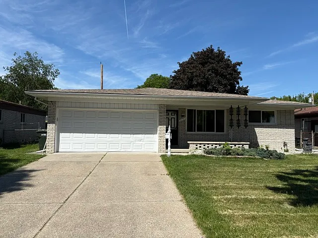 36145 Almont Dr — Photo 2
