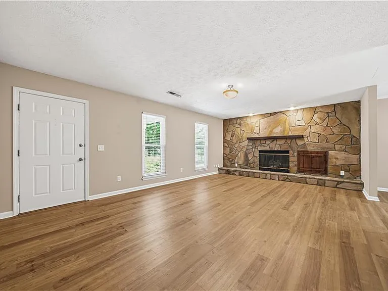 3773 Memorial Pkwy NW — Photo 5