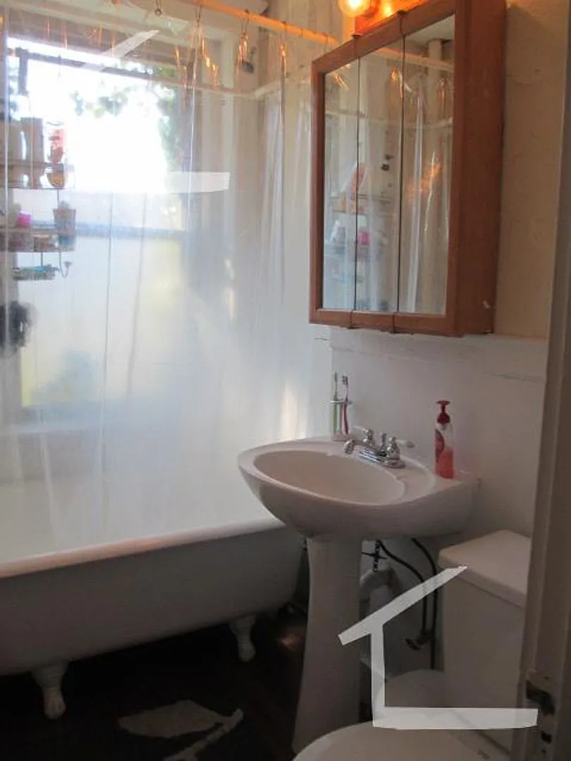 Gorgeous 2 bed in Allston — Photo 4