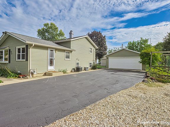 2nd image of 913 Oakwood Dr
