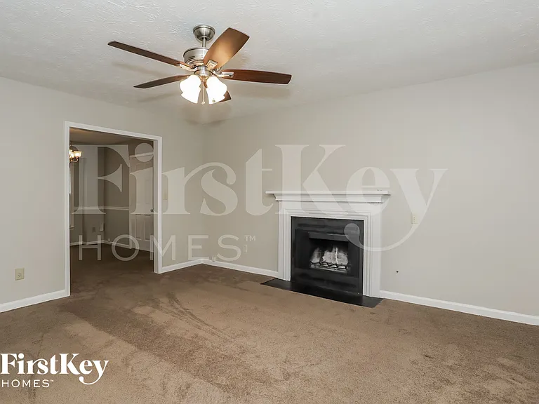 3900 Hadley Farm Dr — Photo 3