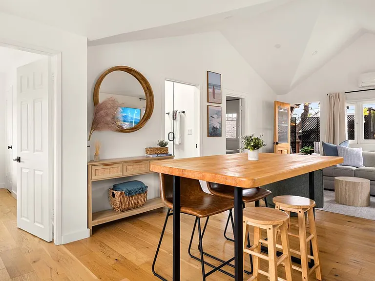 319 W Arrellaga St #1/2 — Photo 3