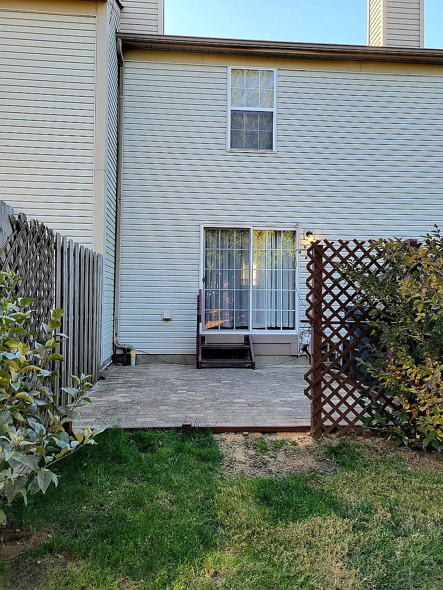 2 bed, 896 sqft, $1,350 — Photo 2