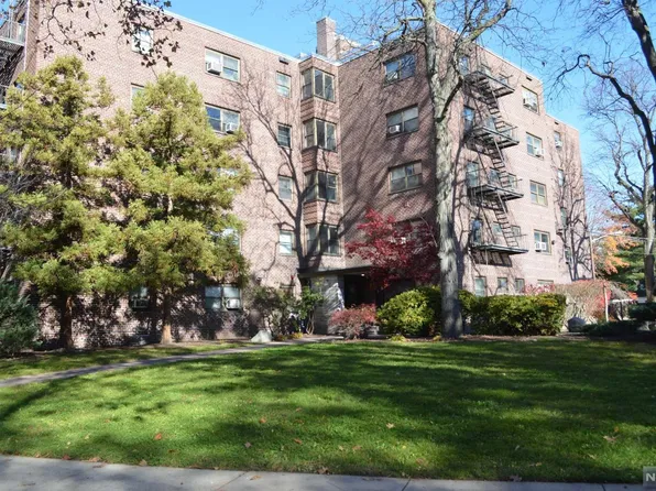 421 Park Pl APT 2H, Fort Lee, NJ 07024