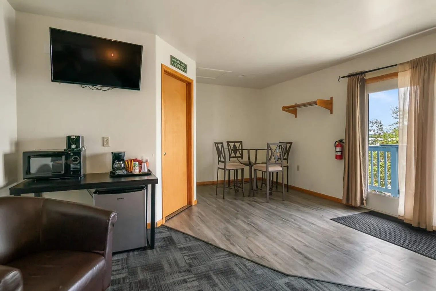 3 bed, 3.0 bath, 1496 sqft, $5,280 — Photo 1