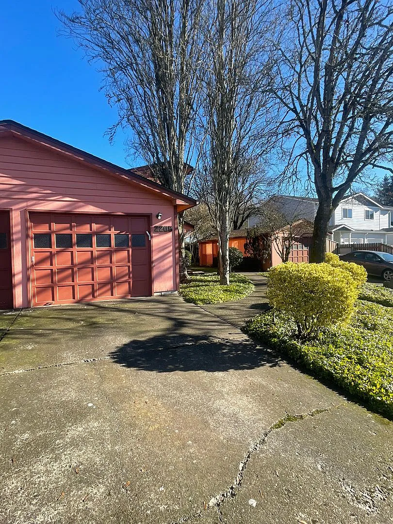 2205 Jefferson CT SE — Photo 2