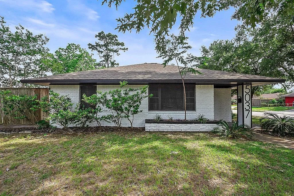 3 bed, 2.0 bath, 1622 sqft, $2,300 — Photo 1