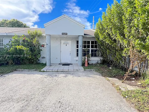 18240 NW 41st Pl #2 Photo 1