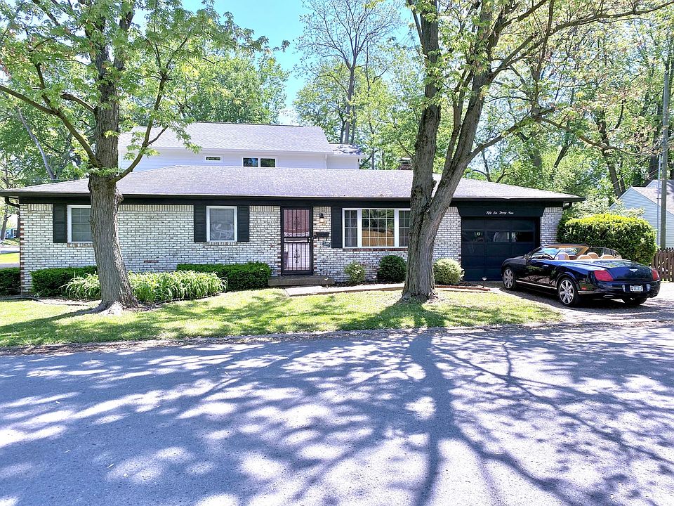Pretty front of house, peaceful neighborhood!