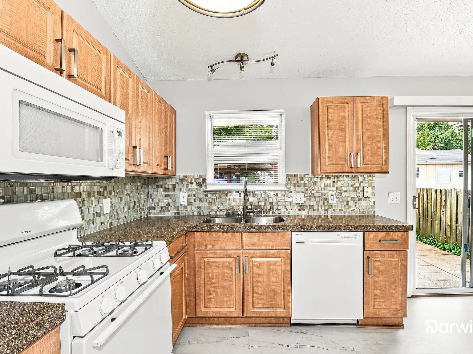 3 bed, 3.0 bath, 1380 sqft, $1,960 — Photo 3