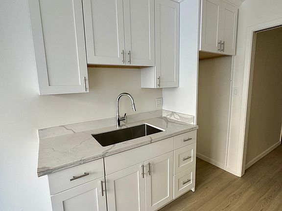 4th image of 2770 Pine St APT 201
