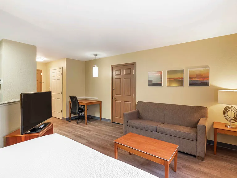 1 Bedroom Suite - 1 Queen Bed