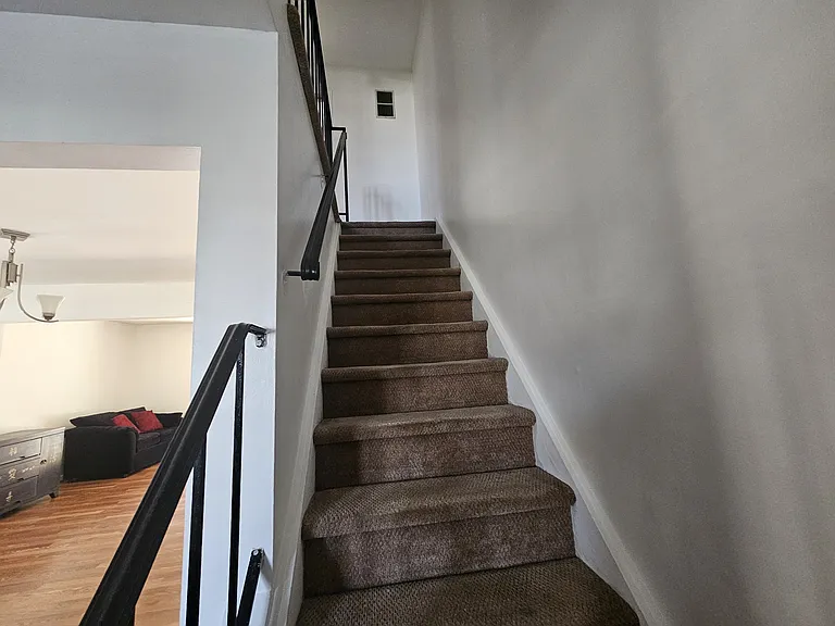 158 Marshall Ave W — Photo 7