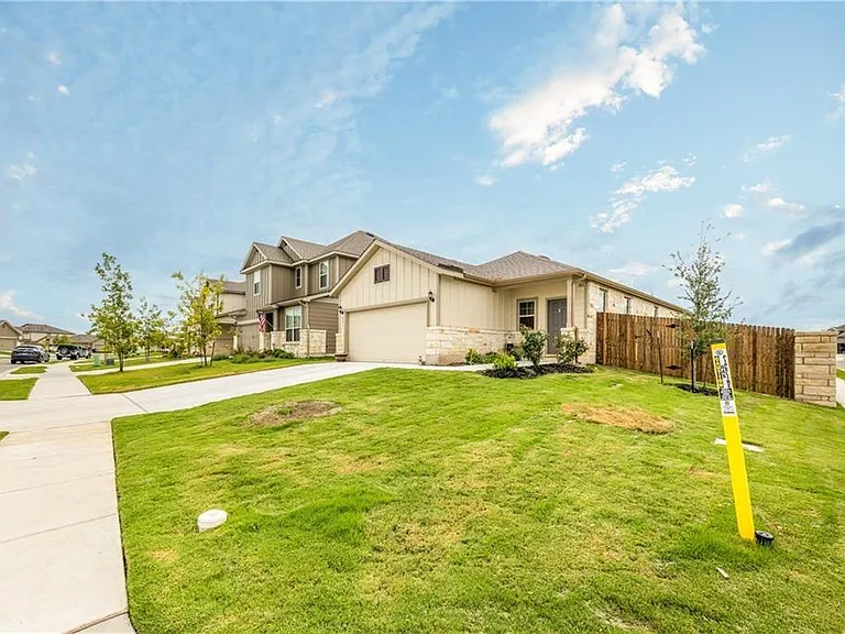 221 Compania Dr — Photo 3