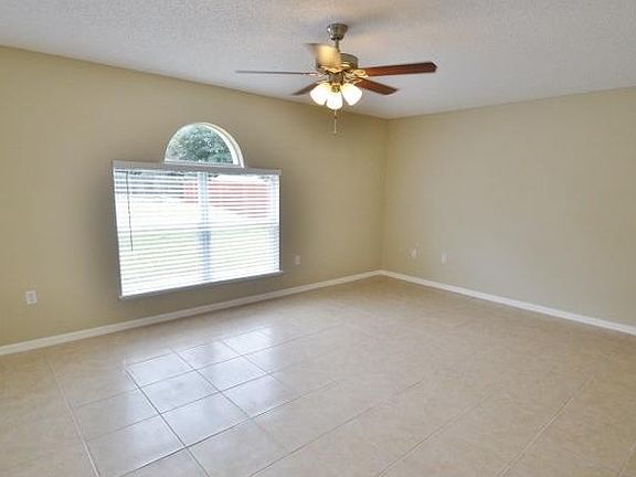 4th image of 1018 Chateau Cir
