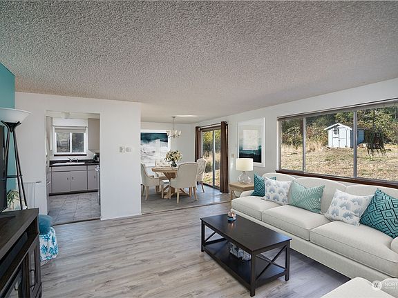 Open floor plan that flows>
