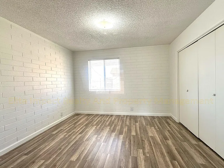 301 W Helen St — Photo 7