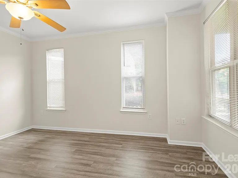 567 E 9th St — Photo 9
