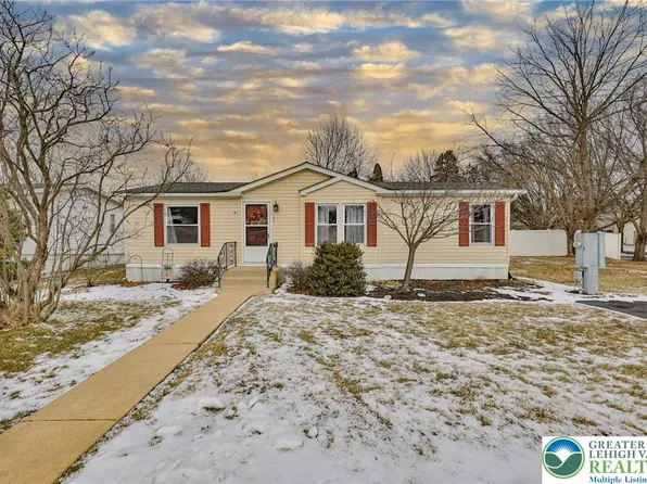 17 Canterbury Ct, Easton, PA 18040