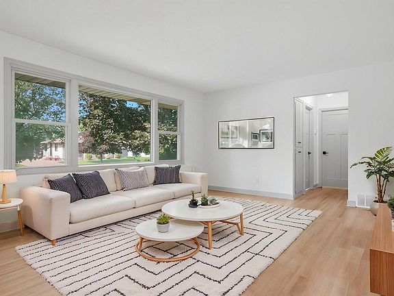 4th image of 3606 Woodbine Ln