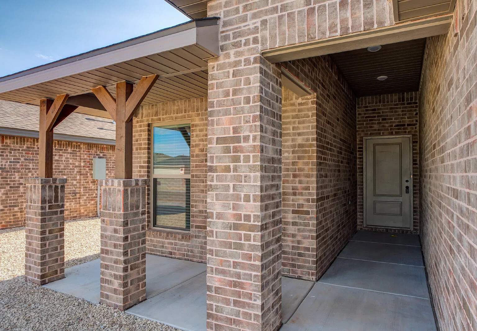 4 bed, 2.0 bath, 1700 sqft, $2,100 — Photo 3
