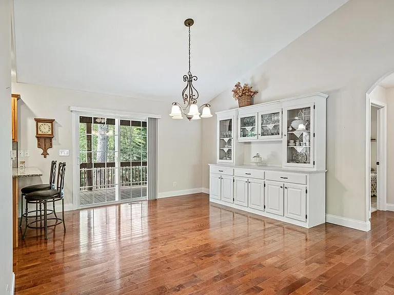 155 Garfield Ct — Photo 2