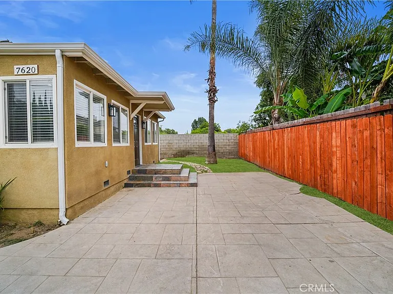 7620 Variel Ave — Photo 2