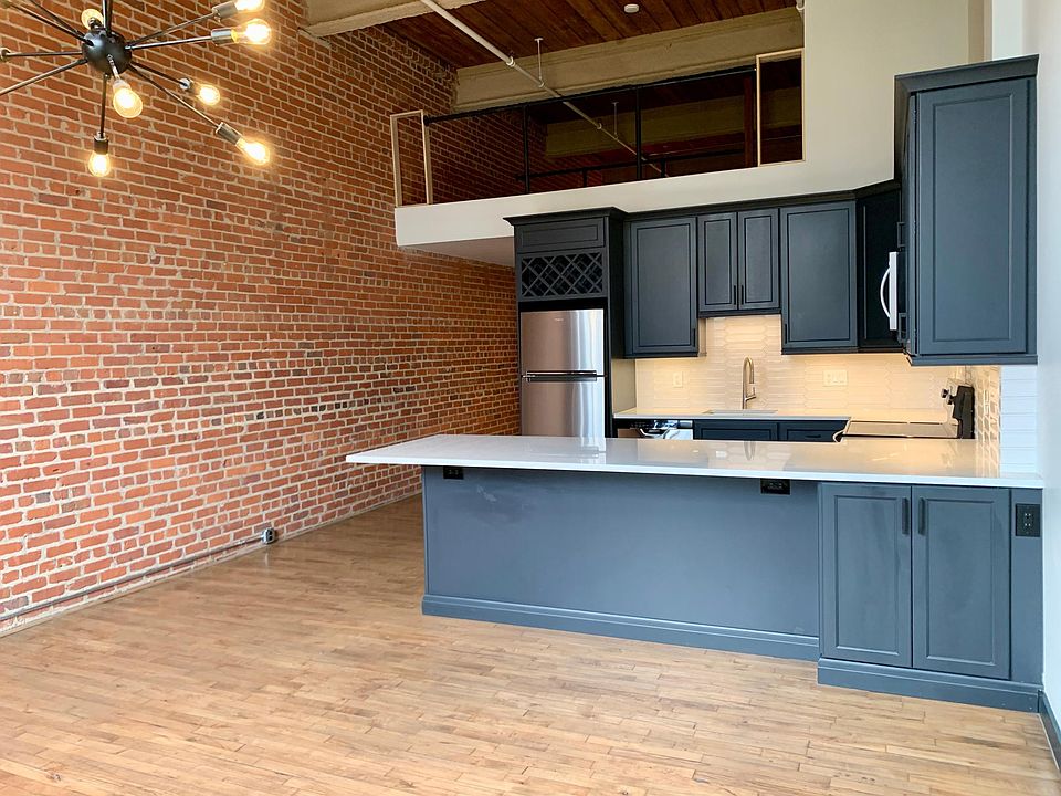 Brand new, completely renovated luxury chef''s kitchen
