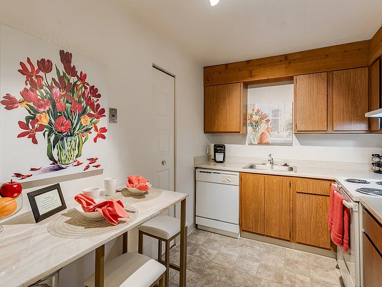 Willow Creek Apartments — Photo 15