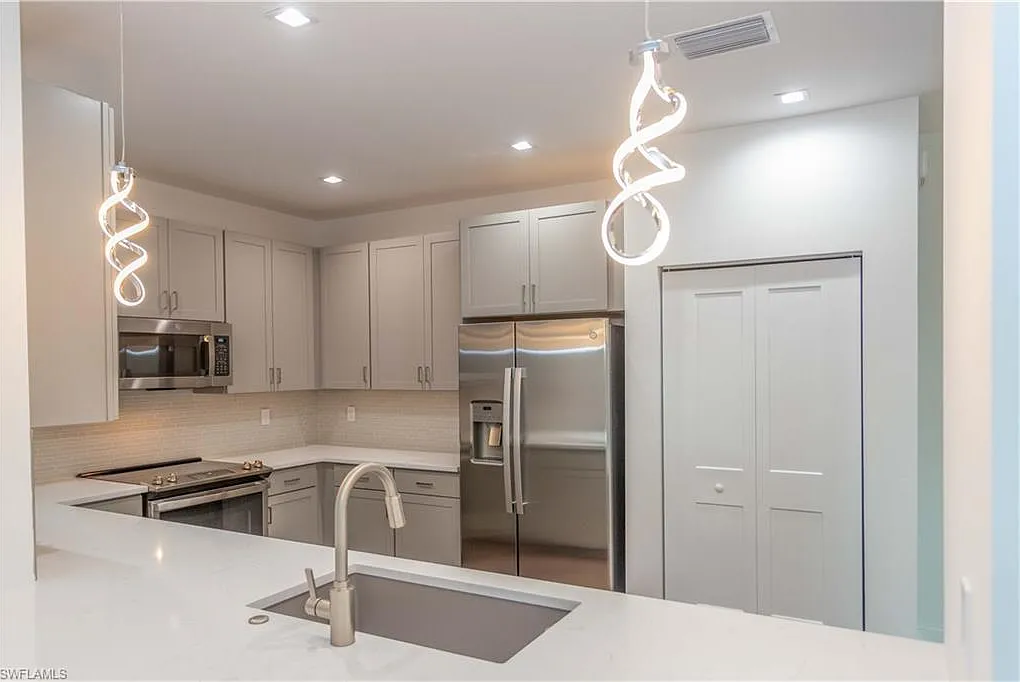 3 bed, 3.5 bath, 2278 sqft, $2,950 — Photo 3