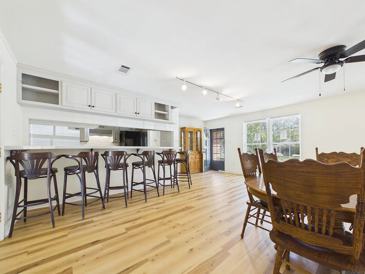 3 bed, 1305 sqft, $1,875 — Photo 4