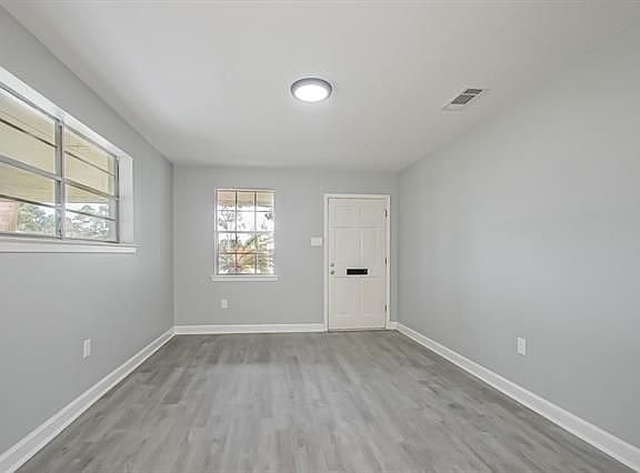 5th image of 901 Belmont Pl