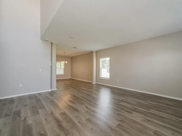 553 Brentford Ct — Photo 4