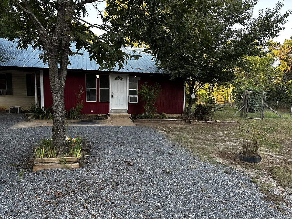 881 Greenhead Rd