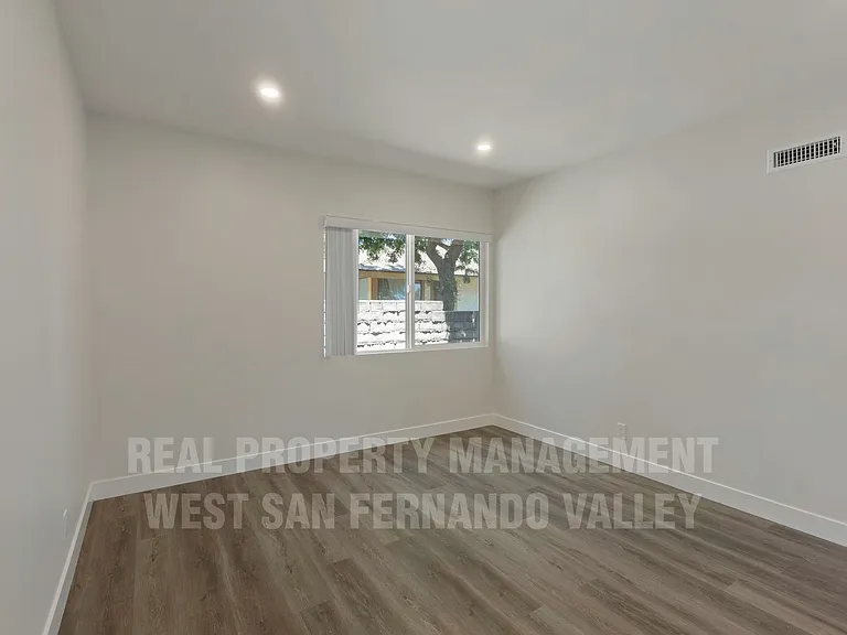 9801 Columbus Ave — Photo 37