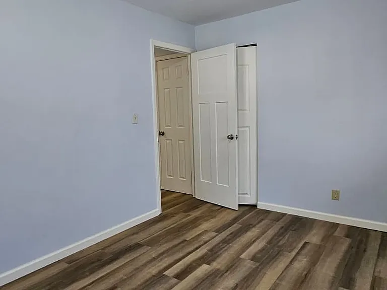 254 Prince Of Wales Dr — Photo 13