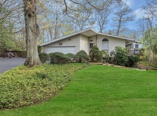 9 Tuxedo Dr, Melville, NY 11747