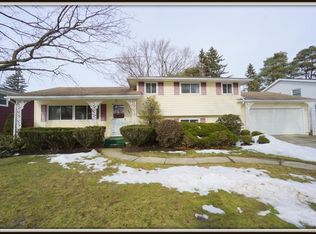 63 Woodbury Dr, Lockport, NY 14094
