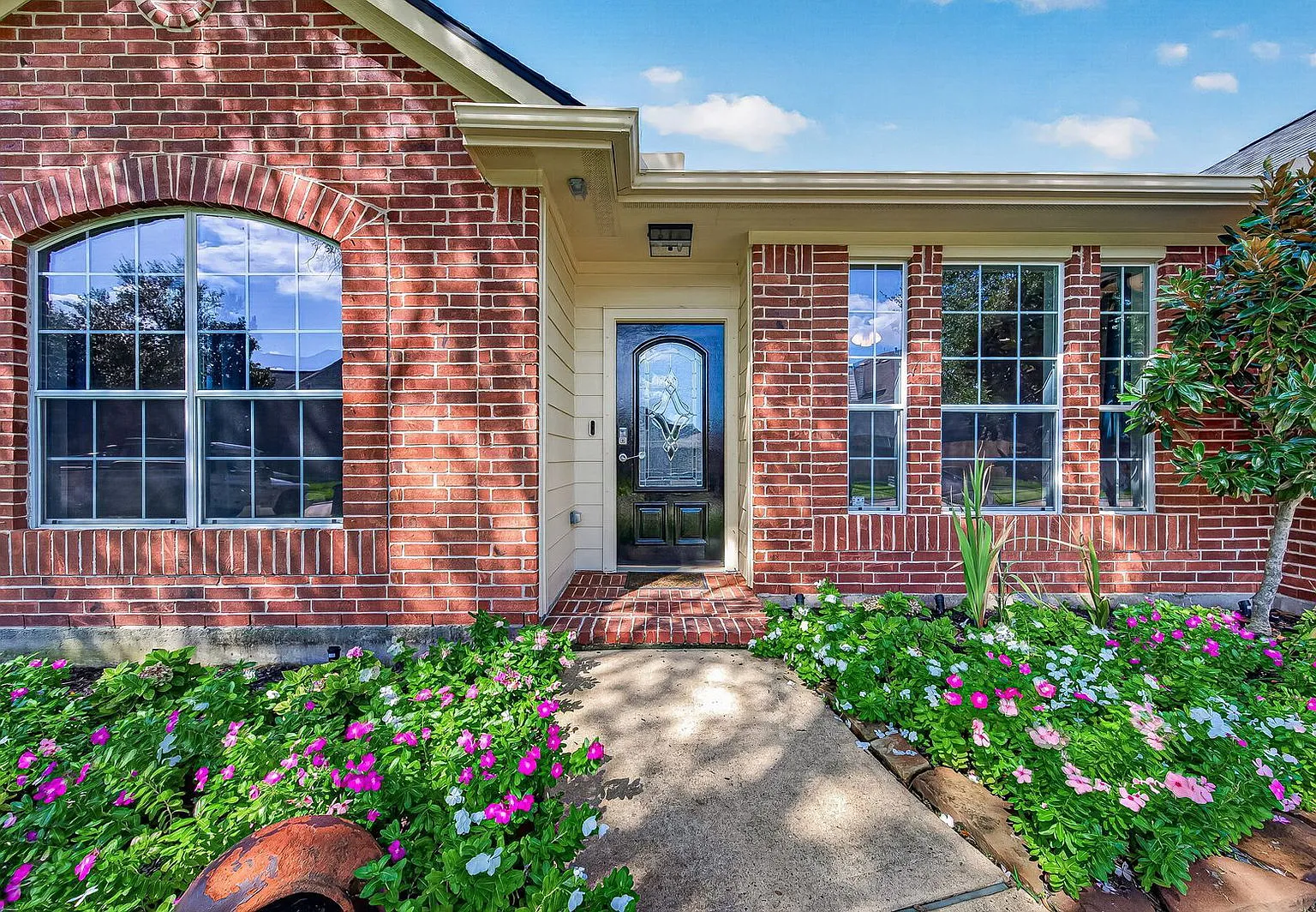 4 bed, 3.0 bath, 3040 sqft, $3,300 — Photo 1