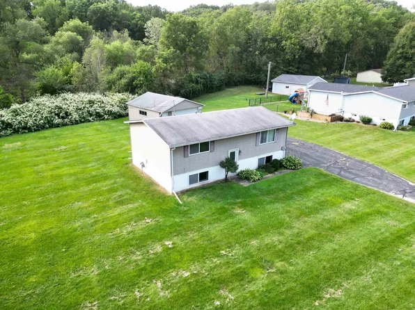 2715 College Dr, Decorah, IA 52101