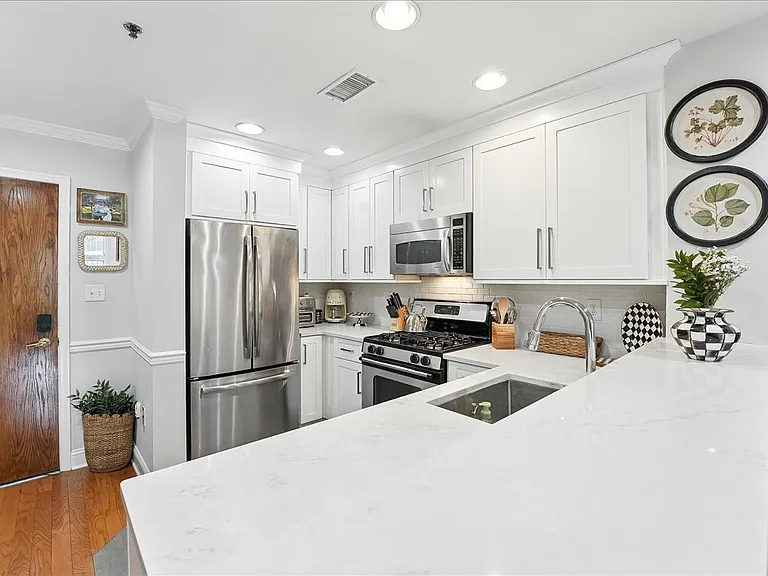 812 Grand St #412 — Photo 13