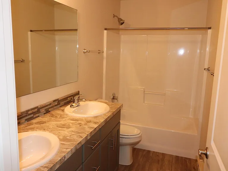 Upstairs full bathroom w/ 2 sinks