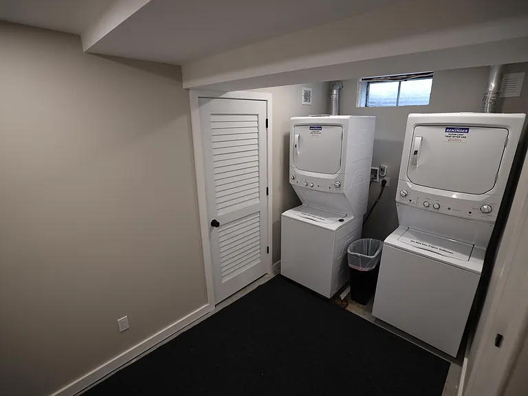 1534 N Woodburn Ave #B — Photo 22